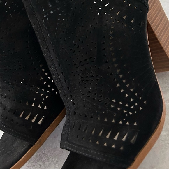 Fergalicious Women's Vorge Peep Toe Tie Back Laser Cut Bootie, Black 8 - Picture 5 of 10